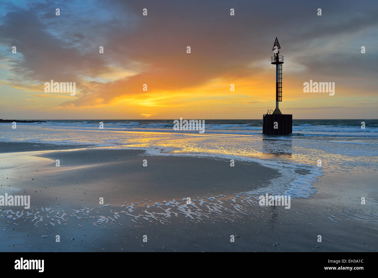 Spiegelt sich der Himmel bei Sonnenaufgang auf Nordsee mit Marker Meer, Strand und Meer auf Helgoland, Schleswig-Holstein, Deutschland Stockfoto