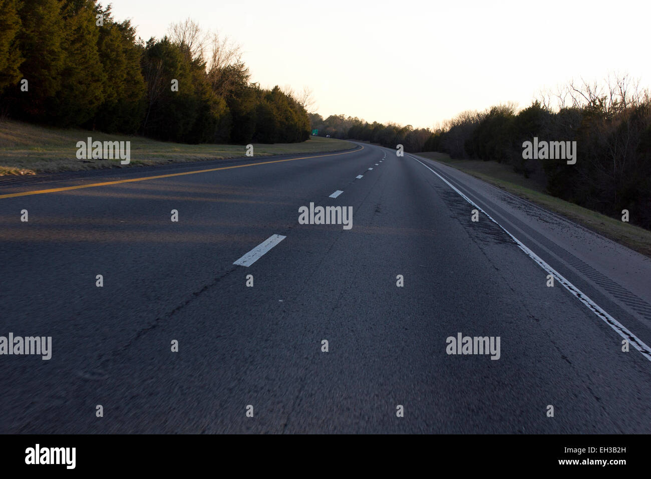 Dunkle zweispurige Autobahn oder Straße Stockfoto