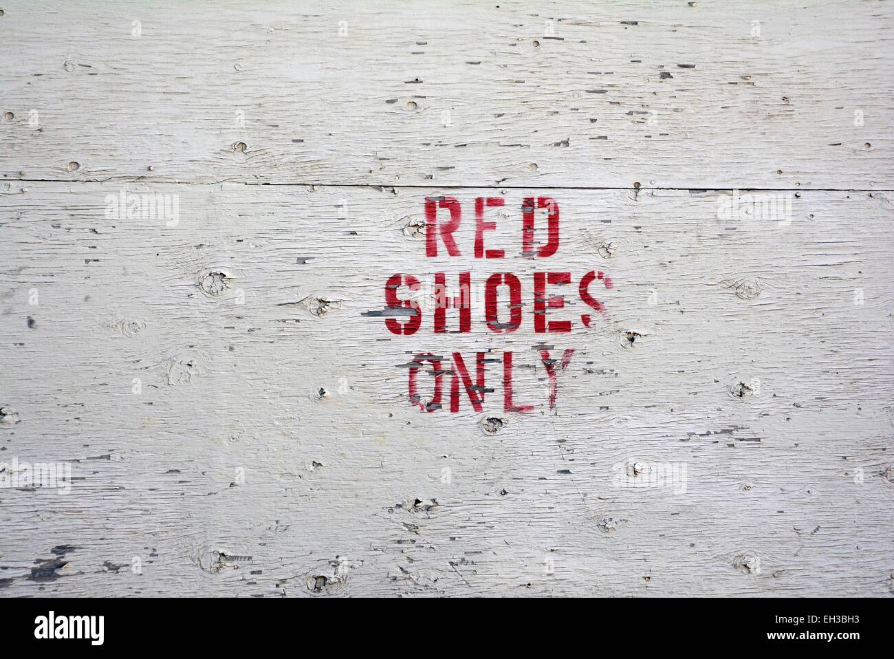 Schablone Schild an Bord "Roten Schuhe nur". Stockfoto