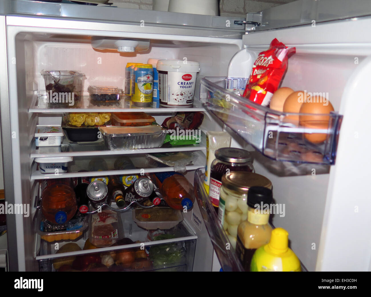 Heimischen Kühlschranktür zu öffnen, um Inhalt anzuzeigen Stockfoto