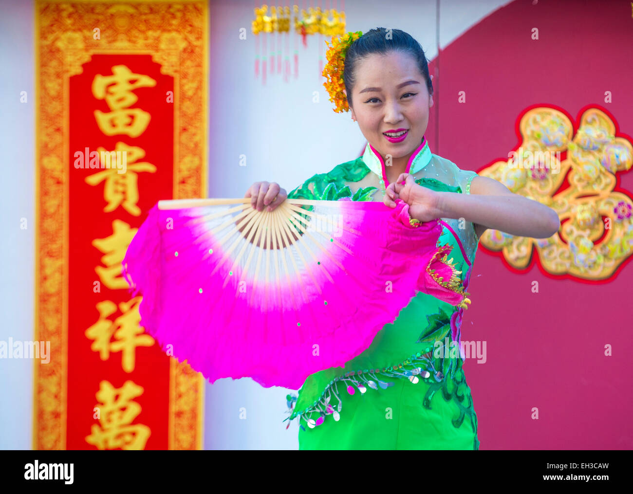 Chinesische Folklore Tänzerin Höchstleistungen des chinesischen Neujahrsfestes in Las Vegas statt Stockfoto