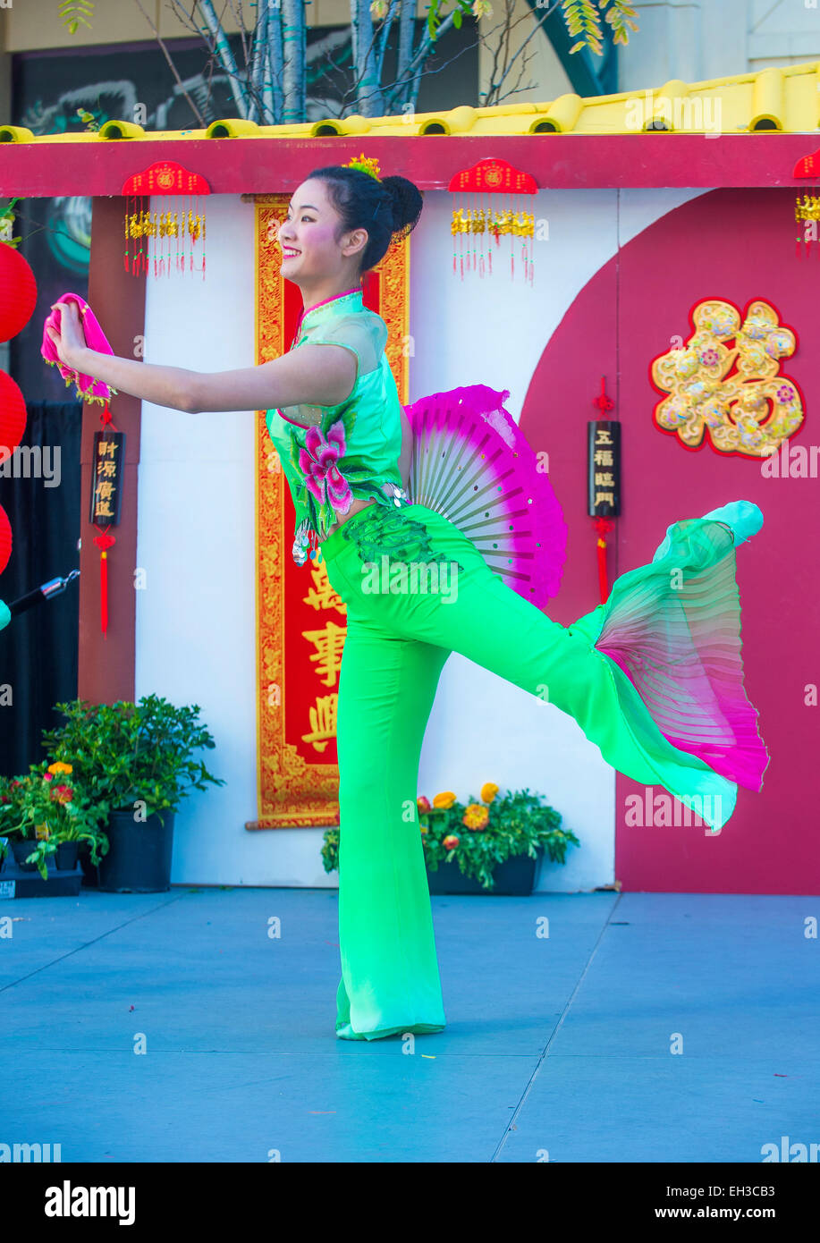 Chinesische Folklore Tänzerin Höchstleistungen des chinesischen Neujahrsfestes in Las Vegas statt Stockfoto