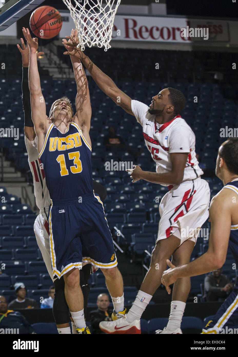 Stockton, CA, USA. 5. März 2015. CSU Stanislaus Vs UC San Diego D2 CCAA Mens Basketball-Meisterschaften in Stockton Arena in Stockton CA. CSU Stanislaus gewinnt die 61-46 über UC San Diego. Adam Klie(13) der UC San Diego wird an den Reifen Chris Read(15) CSU Stanislaus geblockt. Bildnachweis: Marty Bicek/ZUMA Draht/Alamy Live-Nachrichten Stockfoto