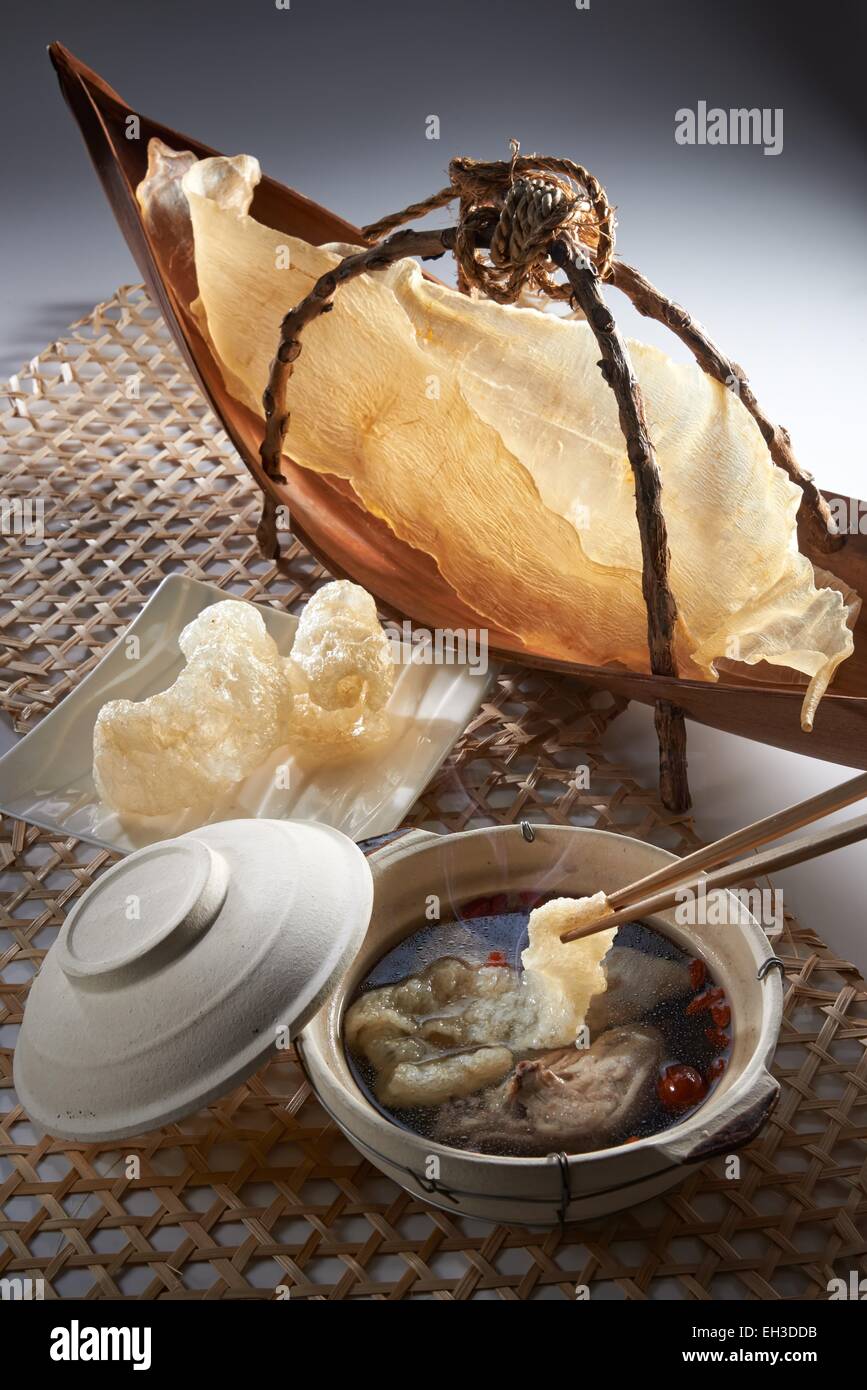 Fisch Maw Suppe Tisch mit Tontopf und Rohstoff Stockfoto