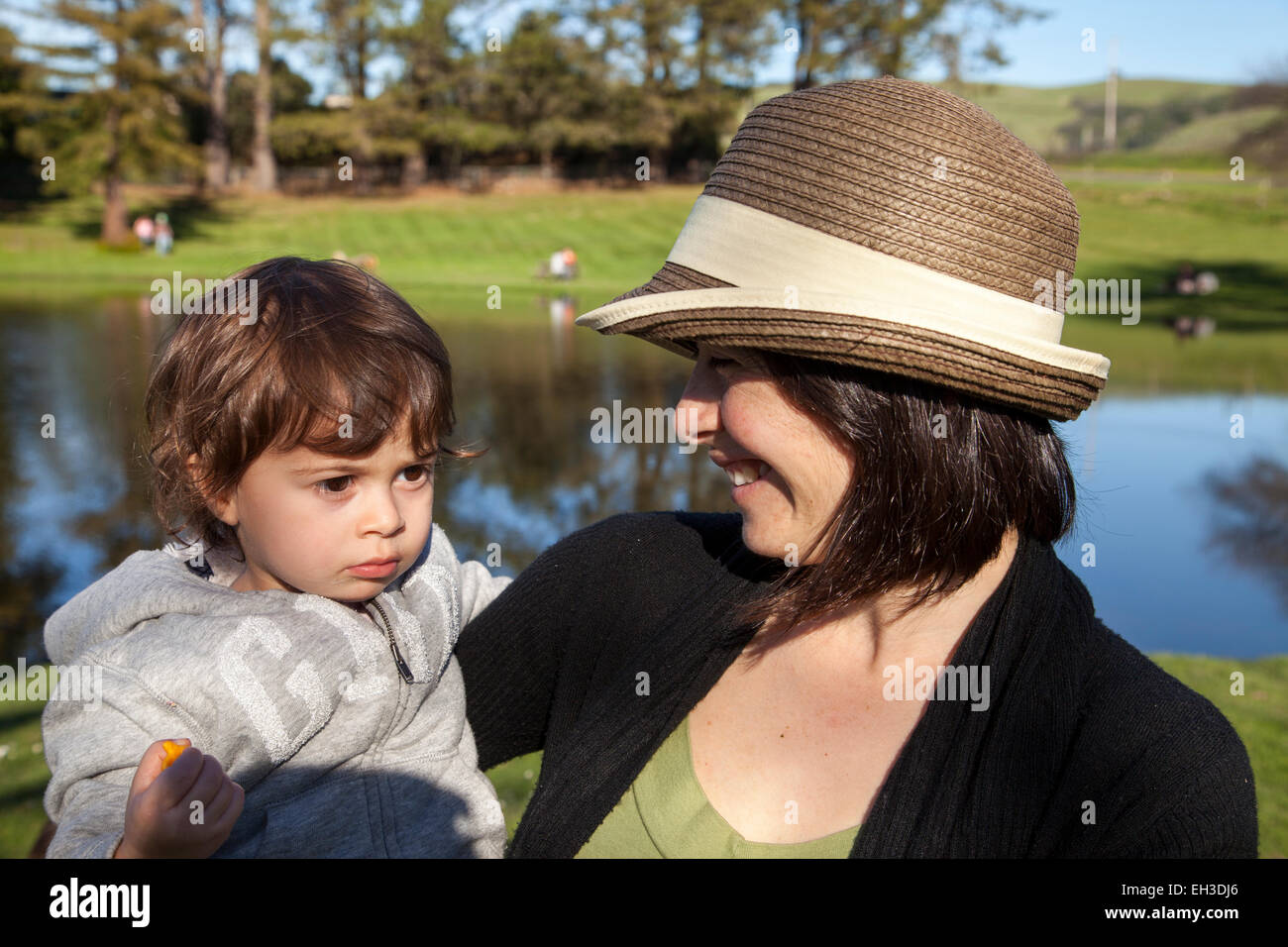 Mutter und Kind bei einem Picknick am Teich, Petaluma, Kalifornien, USA Stockfoto