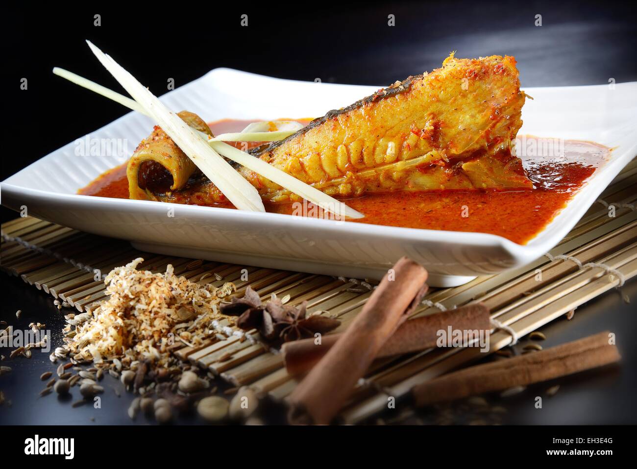 Stingray Kochen mit würzigen Sambal mit schöne Tischdekoration Stockfoto