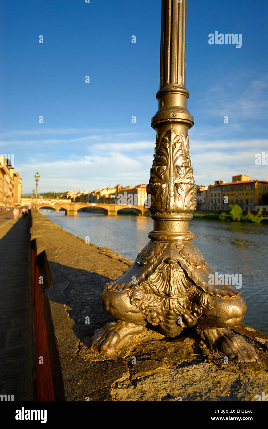Detail der alten reich verzierte Laterne am Lungarno Degli Acciaiuoli Straße neben Arno Fluss (Ponte Santa Trinita-Brücke), Florenz Stockfoto