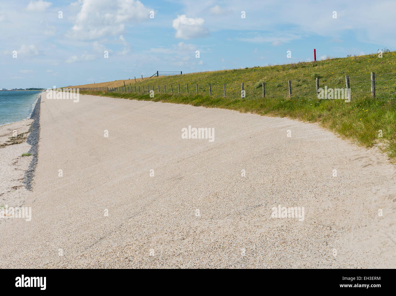 Großer Deich auf das Wattenmeer in der Nähe der Ortschaft Oudeschild auf der Insel Texel. Stockfoto