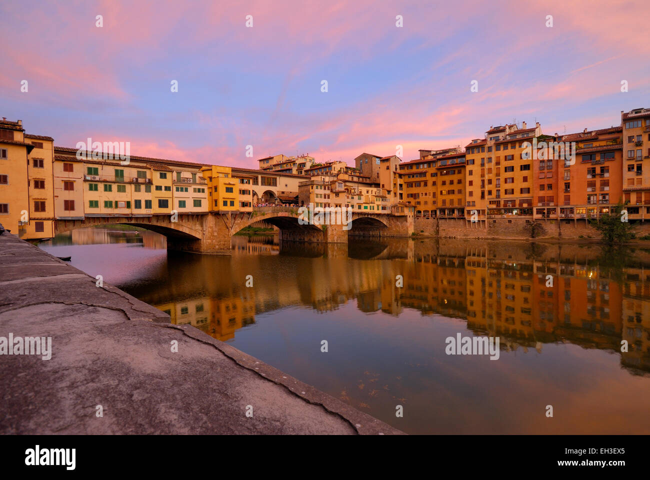 Ponte Vecchio in der Dämmerung - eine berühmte Brücke über den Fluss Arno, Florenz, Toskana, Italien Stockfoto