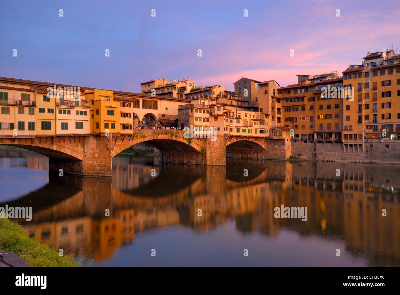 Ponte Vecchio in der Dämmerung - eine berühmte Brücke über den Fluss Arno, Florenz, Toskana, Italien Stockfoto