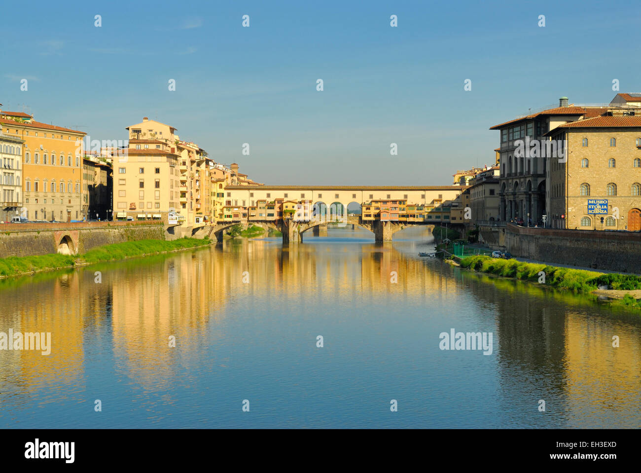 Ponte Vecchio in der Dämmerung - eine berühmte Brücke über den Fluss Arno, Florenz, Toskana, Italien Stockfoto