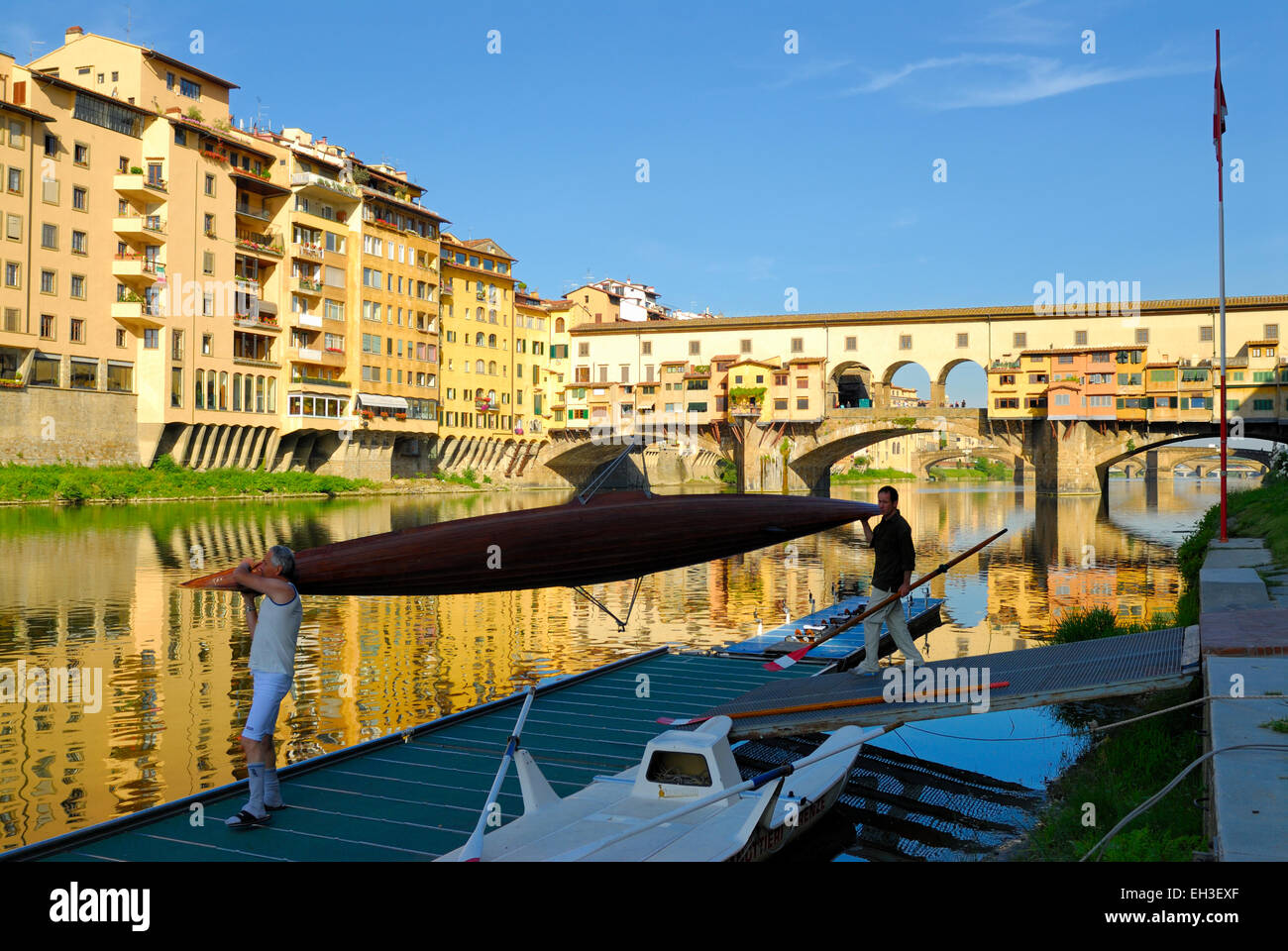 Gehen für einen frühen Kajak oder Kanu Fahrt im Fluss Arno mit Ponte Vecchio Brücke im Morgengrauen, Florenz, Toskana, Italien Stockfoto