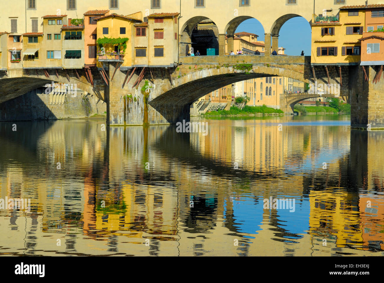 Reflexion der Ponte Vecchio Brücke in den Fluss Arno in der Morgendämmerung, Florenz, Toskana, Italien Stockfoto