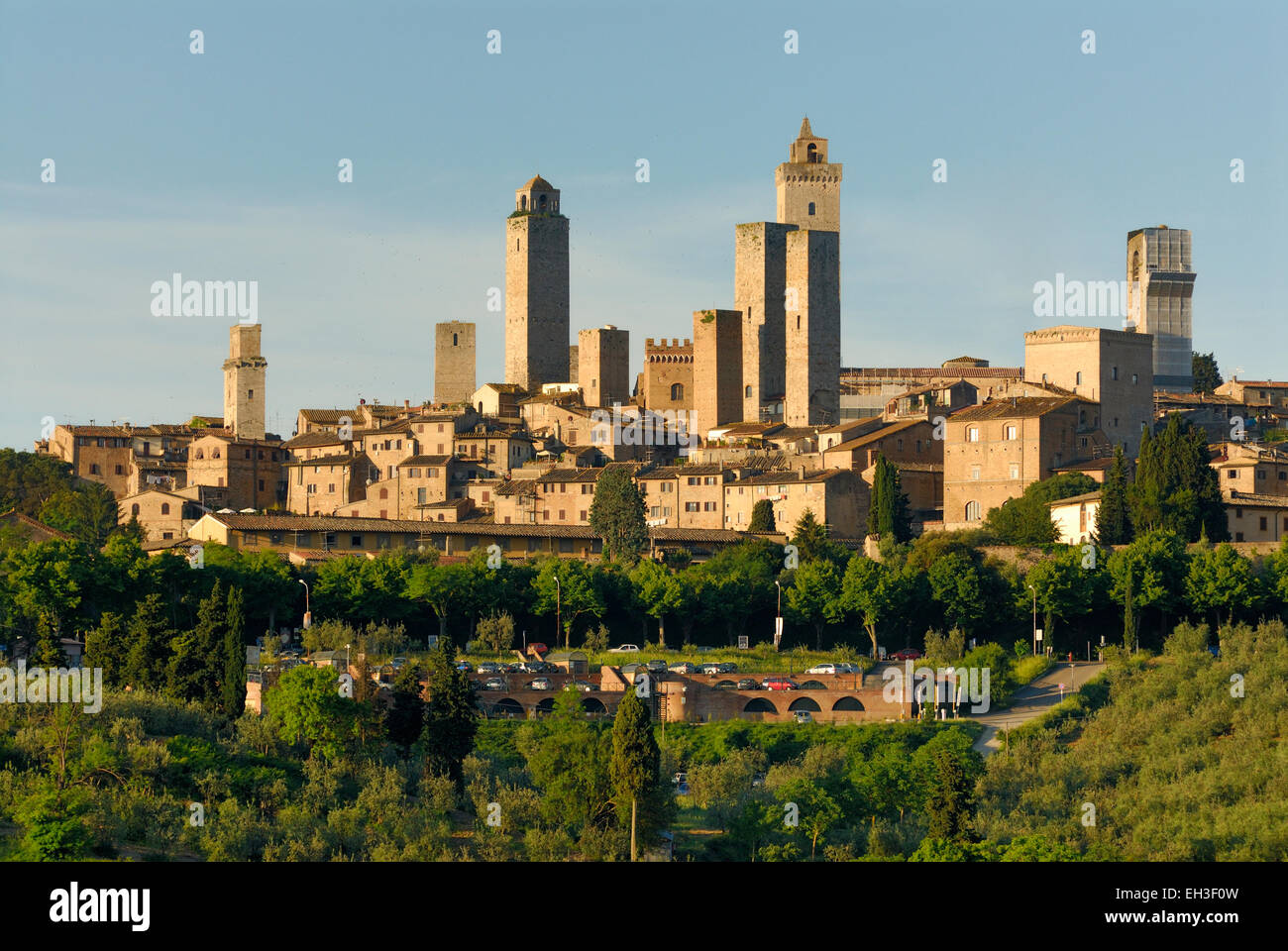 Mittelalterliche Stadt San Gimignano und die umliegende Landschaft, Toskana, Italien Stockfoto