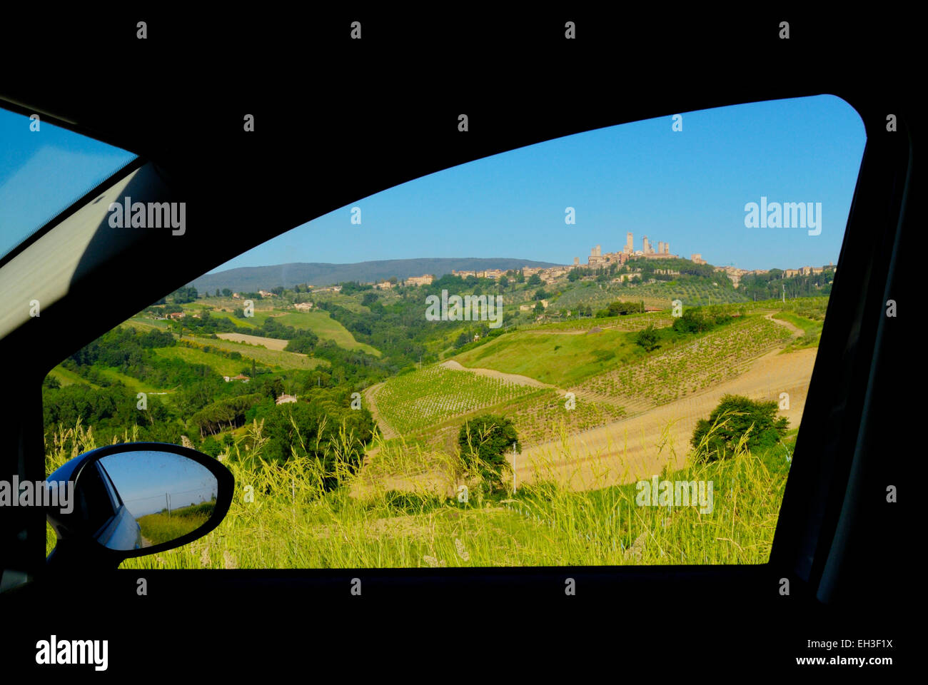 Auto Tür Blick über die Landschaft und die mittelalterliche Stadt San Gimignano, Toskana, Italien Stockfoto