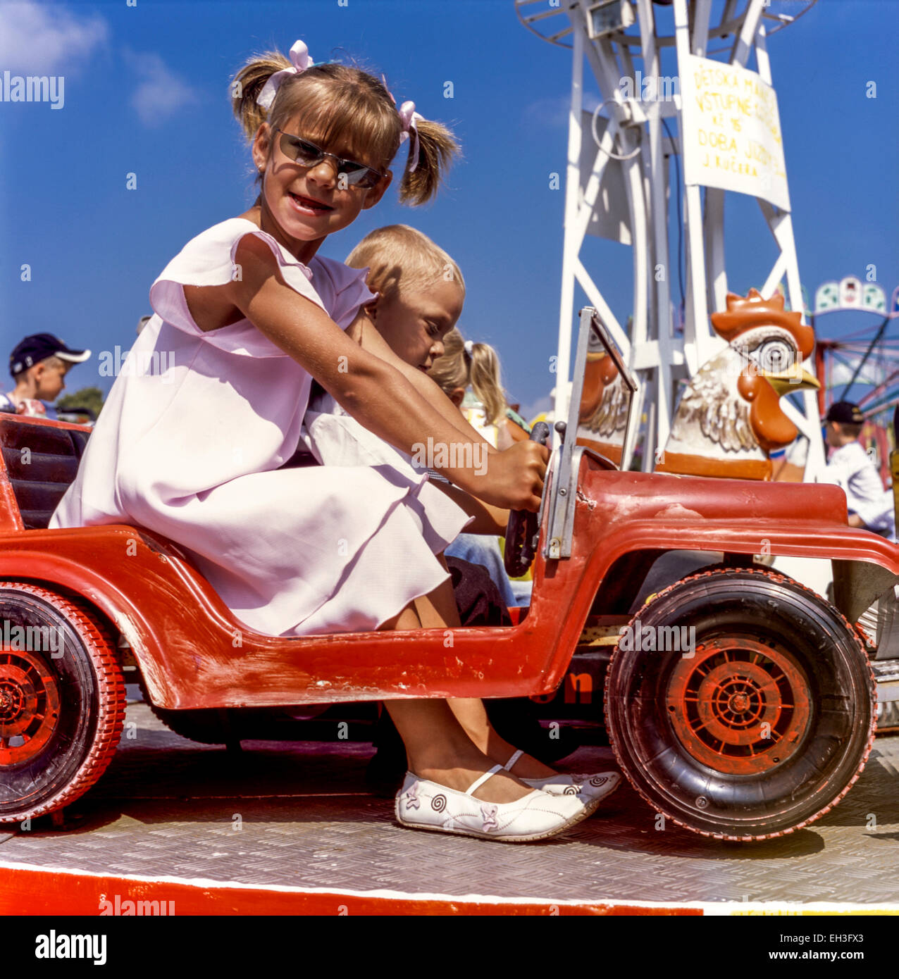Kinder, Mädchen auf vintage Karussellfahrt Stockfoto