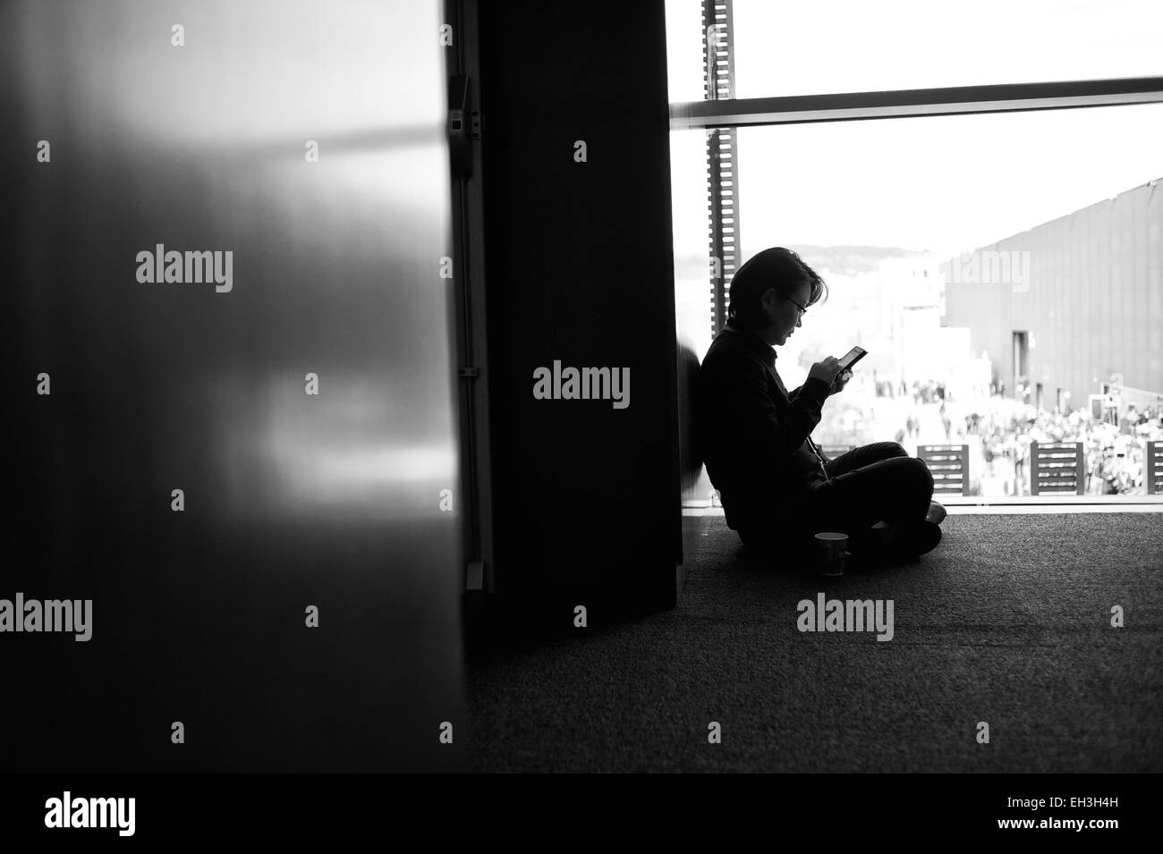 Barcelona, Spanien. 2. März 2015. Hinweis für die Redaktion: dieses Bild wurde Post in BN verarbeitet und ist enthalten in einem Körper der Arbeit von insgesamt 11 Aufnahmen während 2 Ausgaben (2014-2015) des Mobile World Congress in Barcelona - eine Frau schaut ihr Handy auf dem Messegelände, die hosten die MWC (Mobile World Congress), die weltweit größte Veranstaltung im Kommunikationsbereich und neue Technologien. © Jordi Boixareu/ZUMA Draht/Alamy Live-Nachrichten Stockfoto