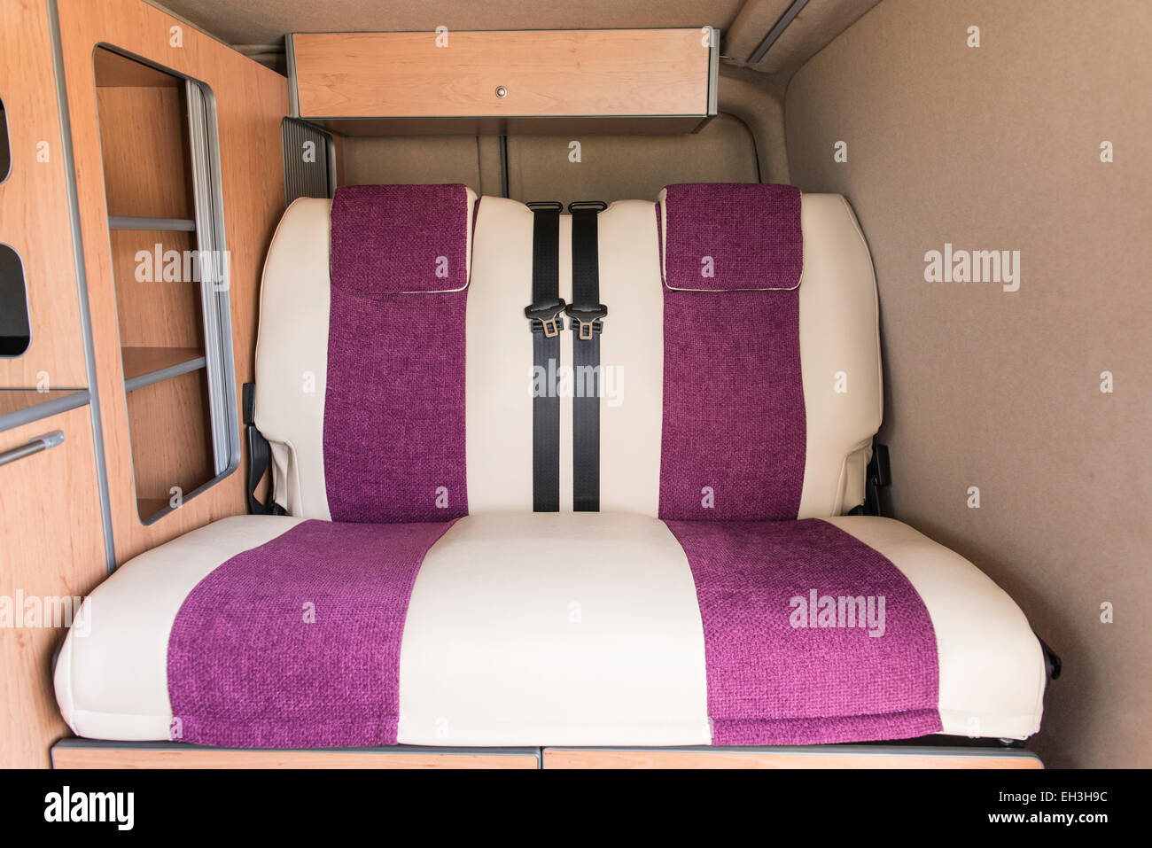 Eine benutzerdefinierte baute Volkswagen VW Campingbus bereit für Reisen rund um und schlafen / Leben in Luxus und frei zu sein Stockfoto