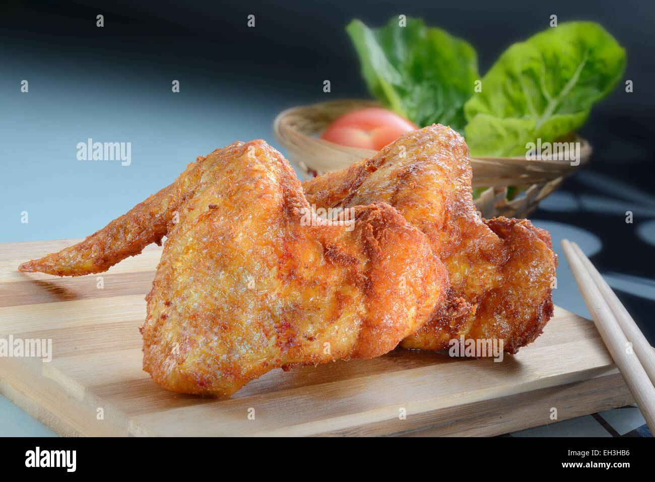 Gebratene Hähnchenflügel auf Holz hacken Stockfoto