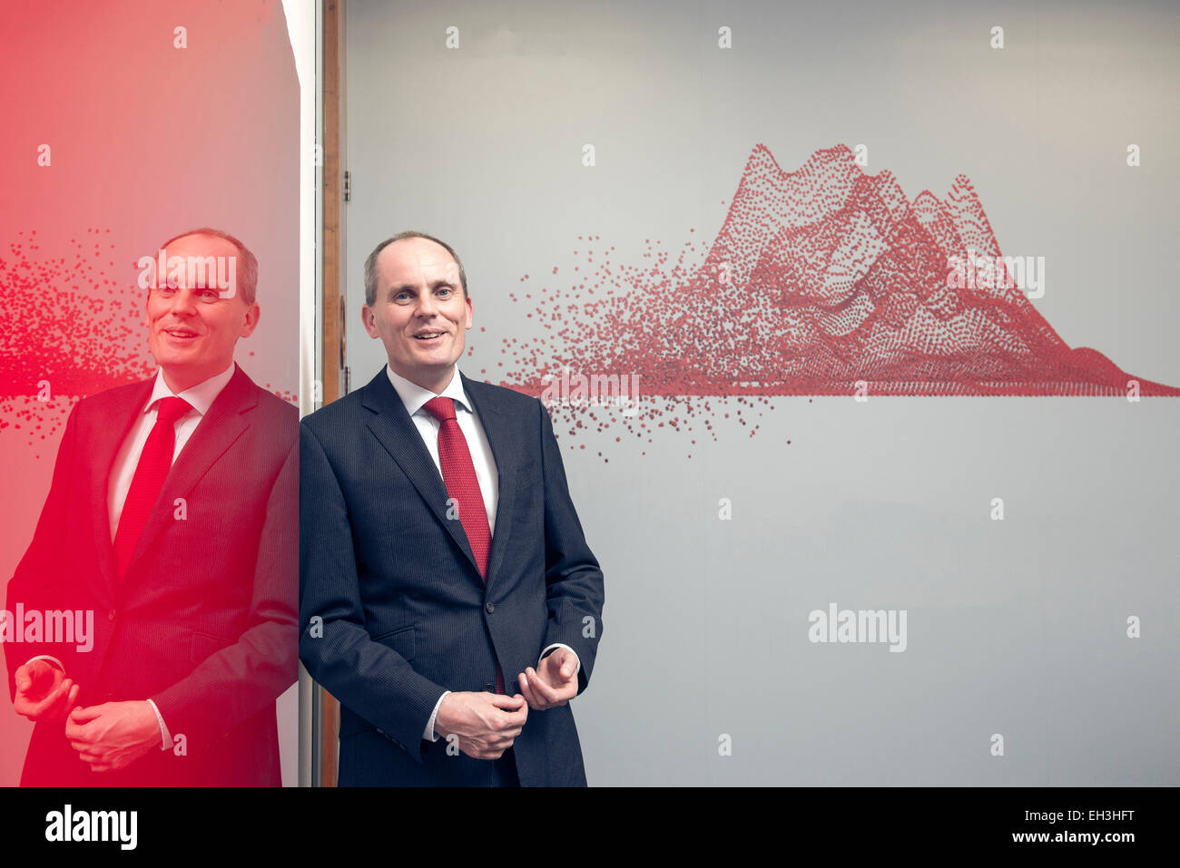 ökologische Porträt des Exekutivdirektors Geschäftsmann im Anzug beleuchtet auf kreative Weise zu Technologie & Fortschritt bedeuten Stockfoto
