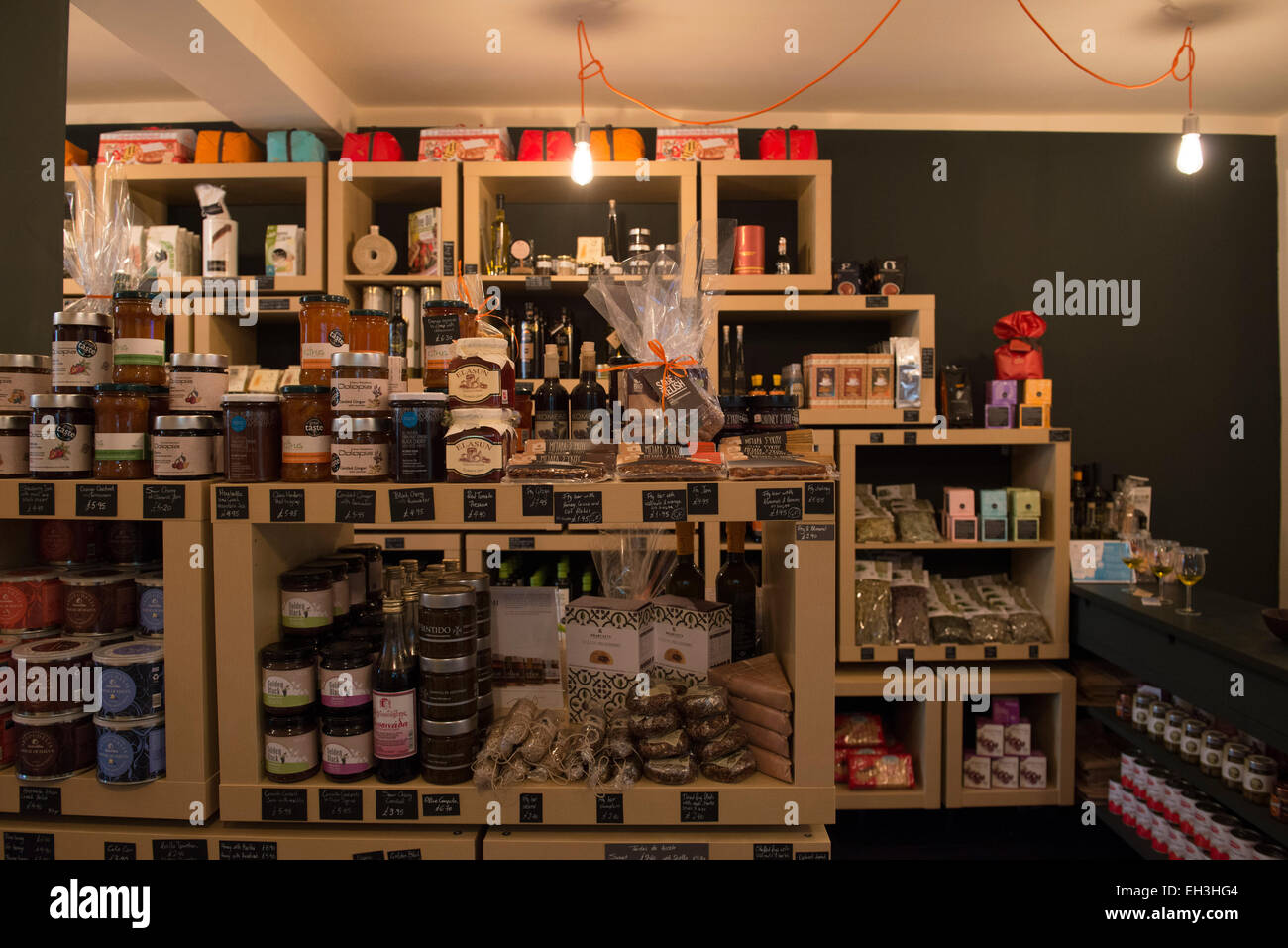 Innenraum der noblen Luxus Gourmet-Essen und trinken-Shop, zeigt die Regalen voller leckere Lebensmittel wie Käse & Marmeladen etc. Stockfoto