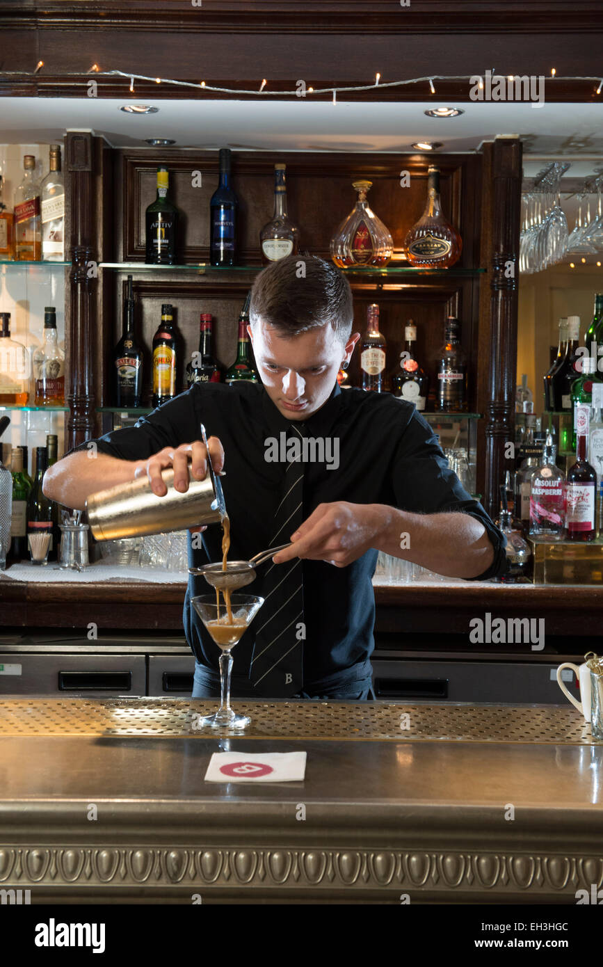 Ein männlicher Barkeeper, bar zart, Mixer macht ein fantastisches Cocktails in einem high-End-Restaurant / bar / öffentlichen Haus Stockfoto