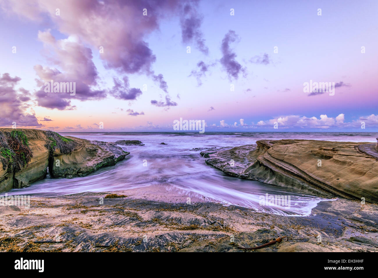 Sonnenaufgang an der Küste Santa Cruz Beach. San Diego, Kalifornien, USA. Dieser Strand ist in der Ocean Beach Gemeinschaft von San Diego entfernt. Stockfoto