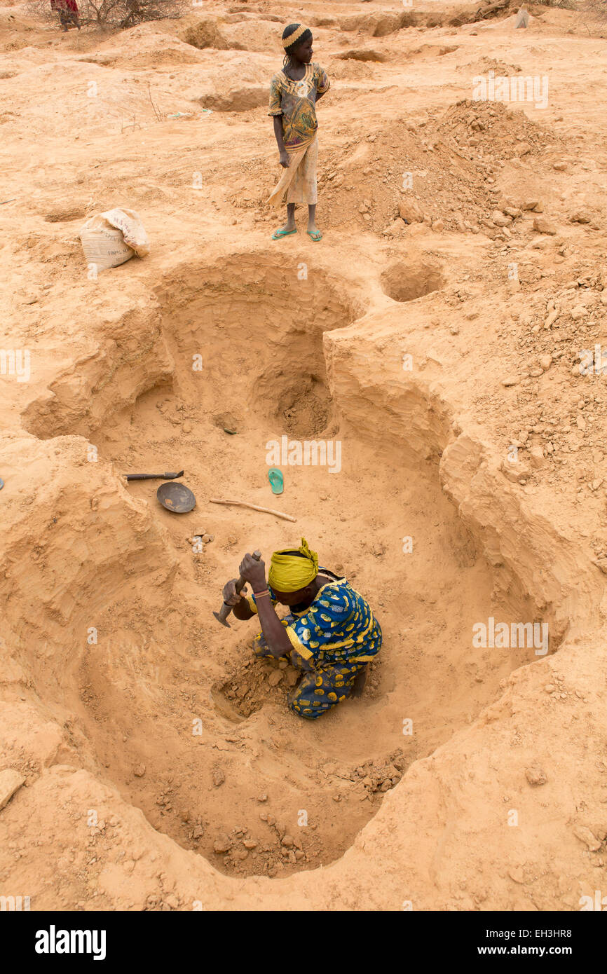 Komobangou, Niger, 15. Mai 2012: Ramatou Mouna, 30, minderwertige gold Erz für die Verarbeitung zu graben. Stockfoto