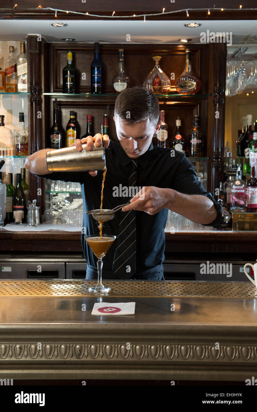 Ein männlicher Barkeeper, bar zart, Mixer macht ein fantastisches Cocktails in einem high-End-Restaurant / bar / öffentlichen Haus Stockfoto