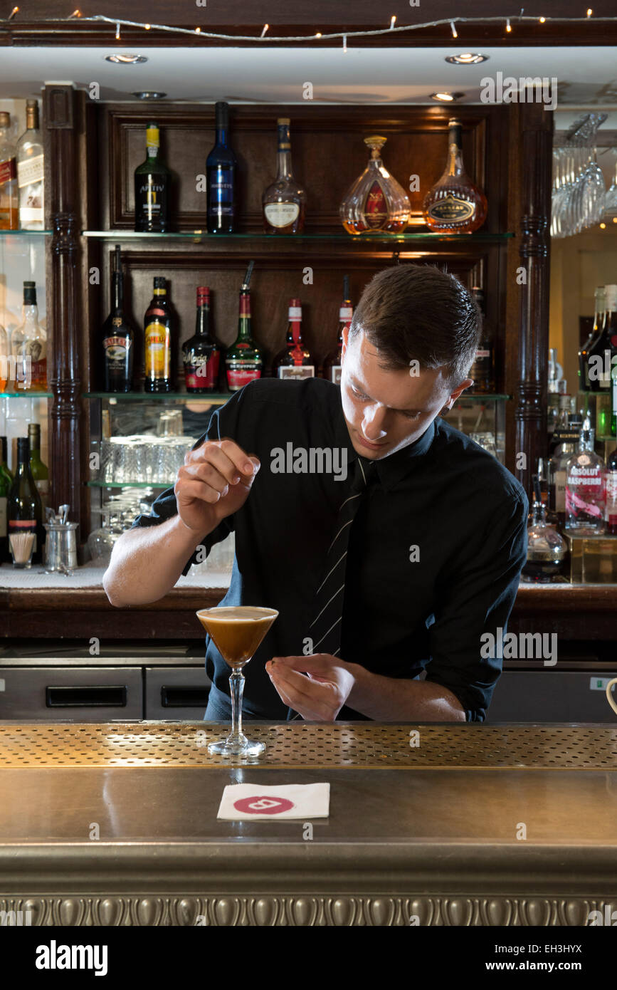 Ein männlicher Barkeeper, bar zart, Mixer macht ein fantastisches Cocktails in einem high-End-Restaurant / bar / öffentlichen Haus Stockfoto