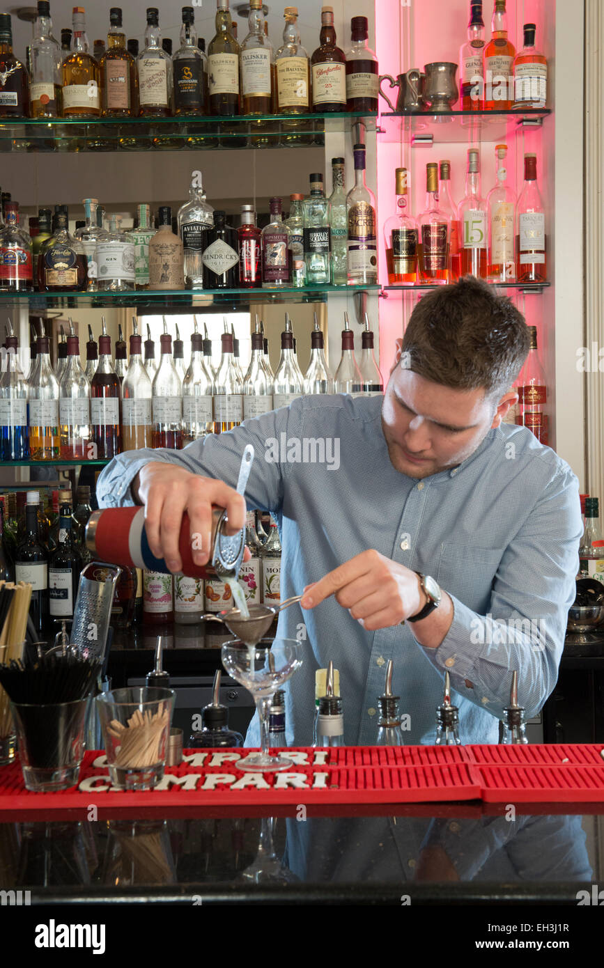 Ein männlicher Barkeeper, bar zart, Mixer macht ein fantastisches Cocktails in einem high-End-Restaurant / bar / öffentlichen Haus Stockfoto