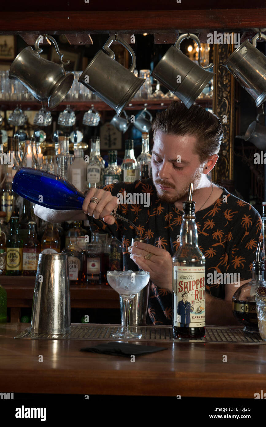 Ein männlicher Barkeeper, bar zart, Mixer macht ein fantastisches Cocktails in einem high-End-Restaurant / bar / öffentlichen Haus Stockfoto
