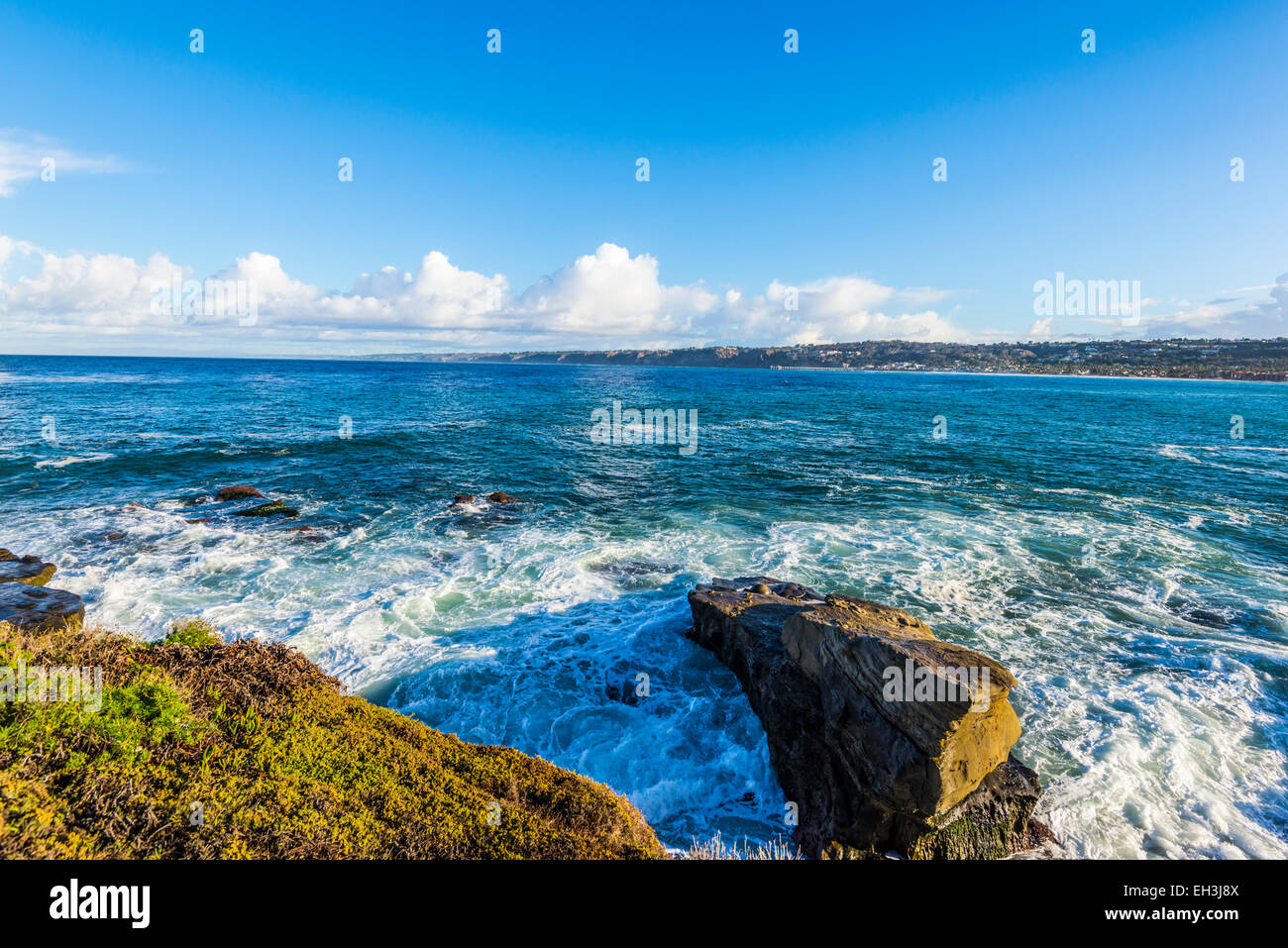 Meer und Felsen. Blick auf die La Jolla Küste im Hintergrund. La Jolla, Kalifornien, USA. Stockfoto