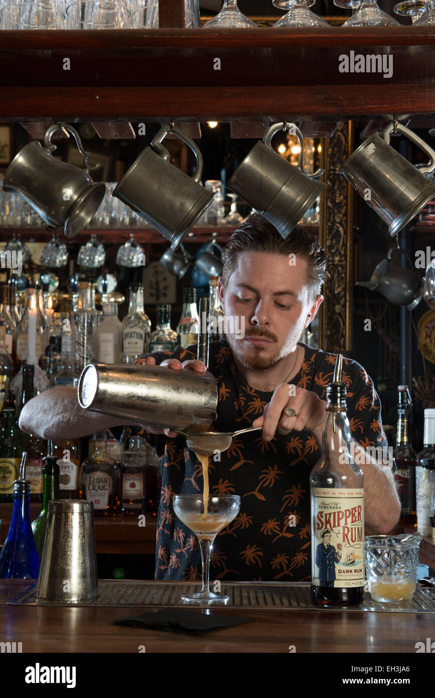 Ein männlicher Barkeeper, bar zart, Mixer macht ein fantastisches Cocktails in einem high-End-Restaurant / bar / öffentlichen Haus Stockfoto