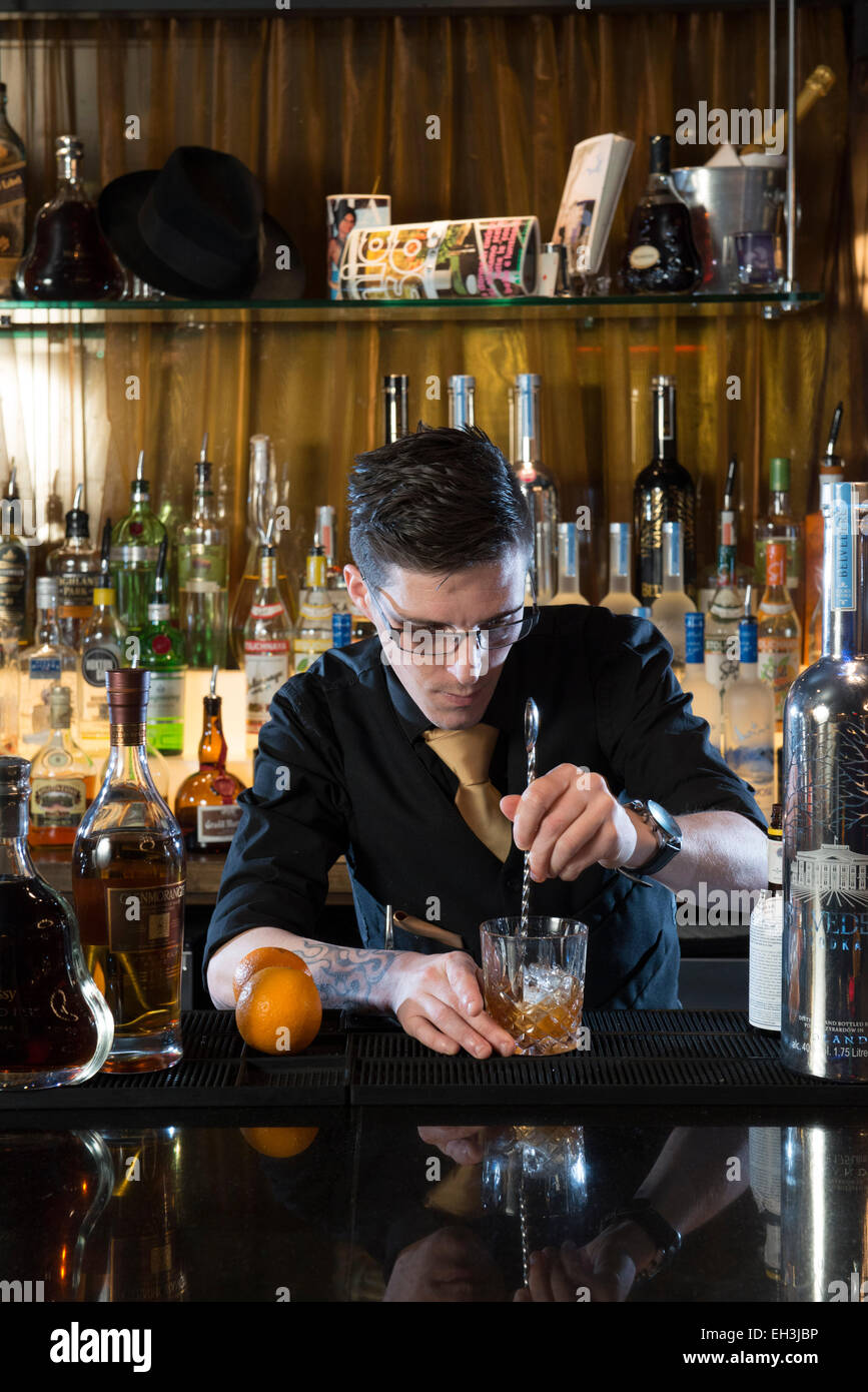 Eine femalebarman, Barkeeper, mixologist macht einen fantastischen Cocktail in einer high end Restaurant/Bar/Public House Stockfoto