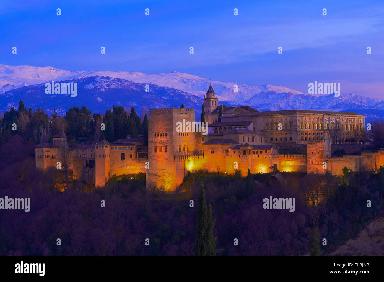 Alhambra, UNESCO World Heritage Site, bei Dämmerung, Sierra Nevada, Granada, Andalusien, Spanien Stockfoto