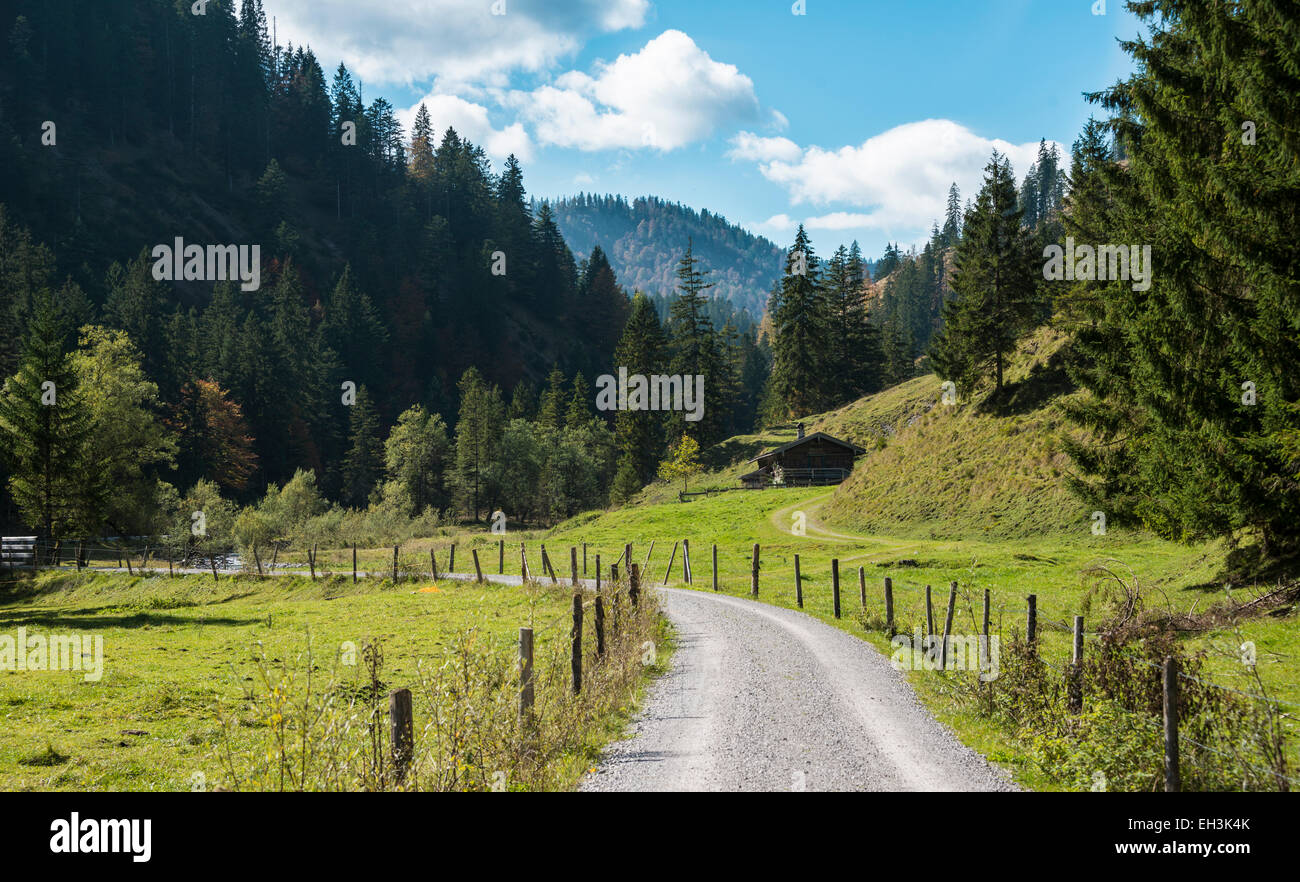 Berglandschaft mit Almhütte, Tal der Valepp Spitzingsee, Bayern, Deutschland Stockfoto