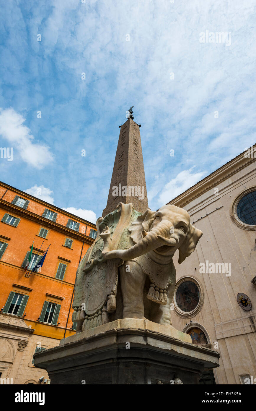 Berninis Elefant, Pulcino della Minerva, Elefanten-Statue an der Basis des Obelisken Obelisco della Minerva von Ercole Ferrata Stockfoto