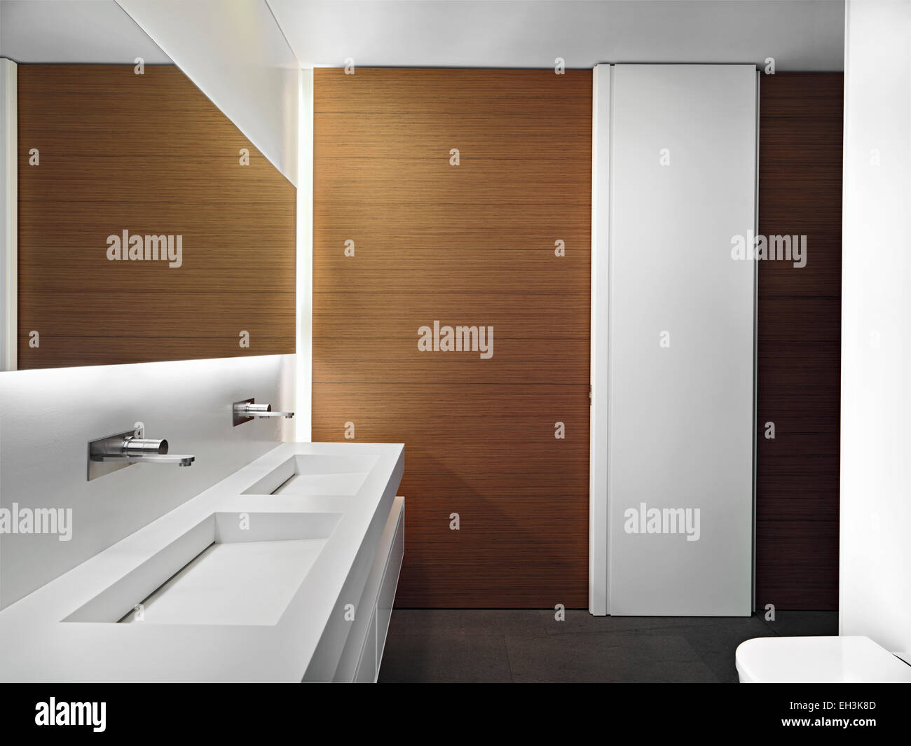 Innenansicht eines modernen Badezimmers mit Holzvertäfelung im Vordergrund Doppel Waschbecken Stockfoto
