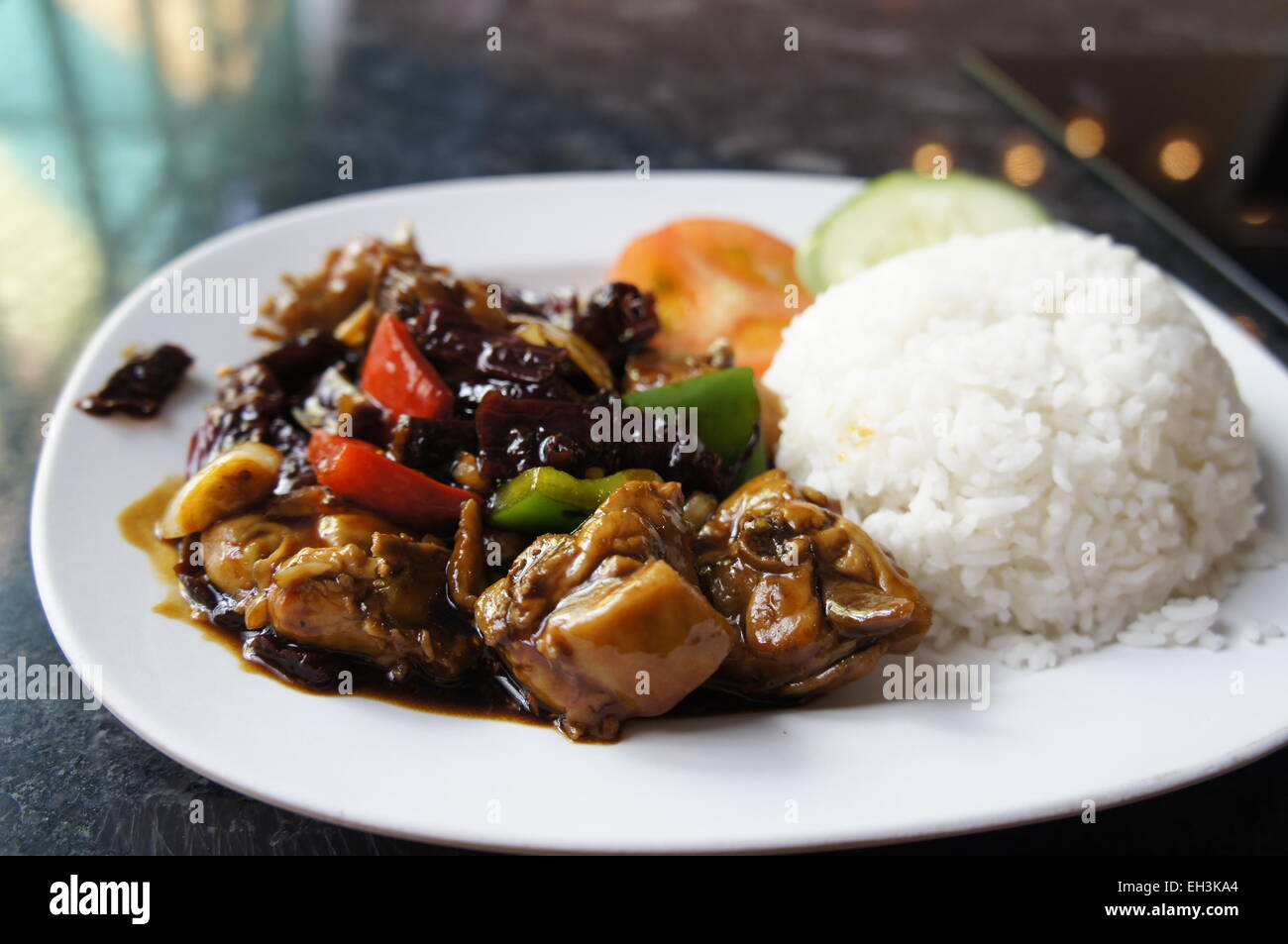 Szechuanese style Kung Pao Huhn mit Reis Stockfoto