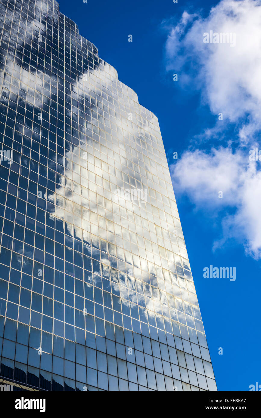 Wolken reflektieren in Windows. Gebäude befindet sich in Downtown San Diego, California, Vereinigte Staaten von Amerika. Stockfoto