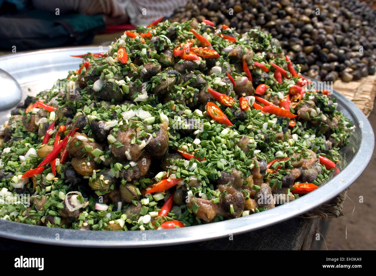 Schnecken sind zum Verkauf an einem Imbissstand von einem Speiselokal Lieferanten auf einer Stadtstraße in Kampong Cham, Kambodscha. Stockfoto