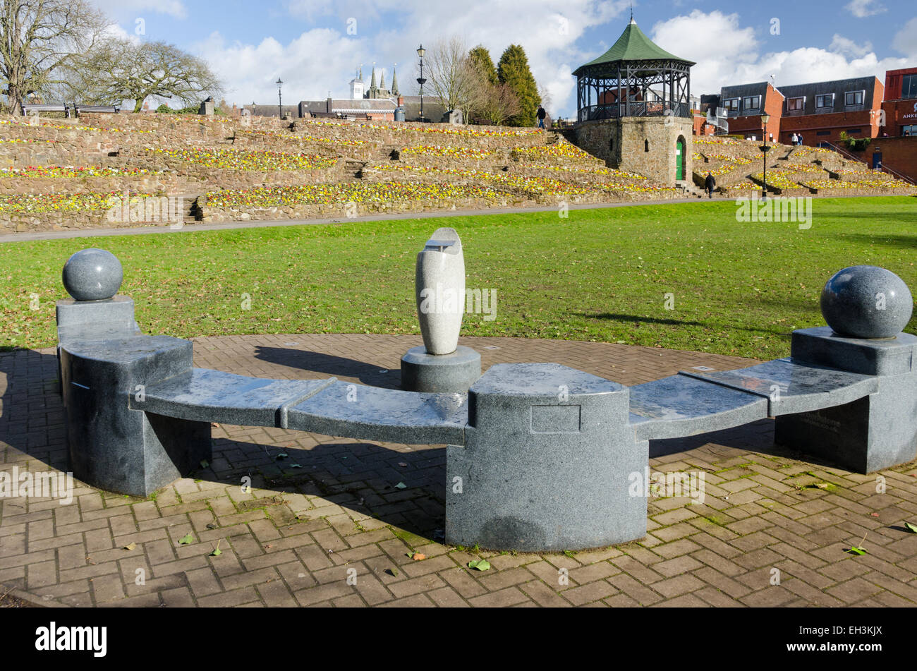 Tamworth Vergnügen Schlosspark mit Granitbänke, die Bildung Zeremonie der Mercian Regiment zu gedenken Stockfoto
