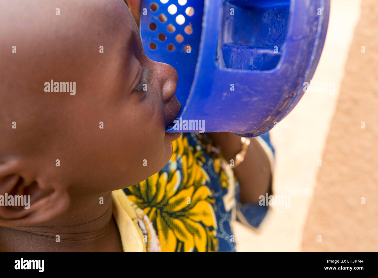KOMOBANGAU, Provinz TILLABERI, NIGER, 15. Mai 2012: unterernährte Kinder und ihre Mütter werden in der lokalen Gesundheitszentrum wöchentliche Klinik behandelt. Stockfoto