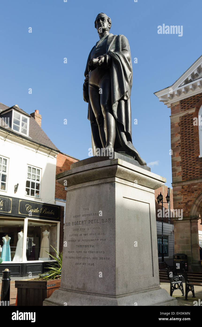 Statue von Sir Robert Peel, Parlamentsmitglied für Tamworth, steht man vor der Markthalle Stockfoto