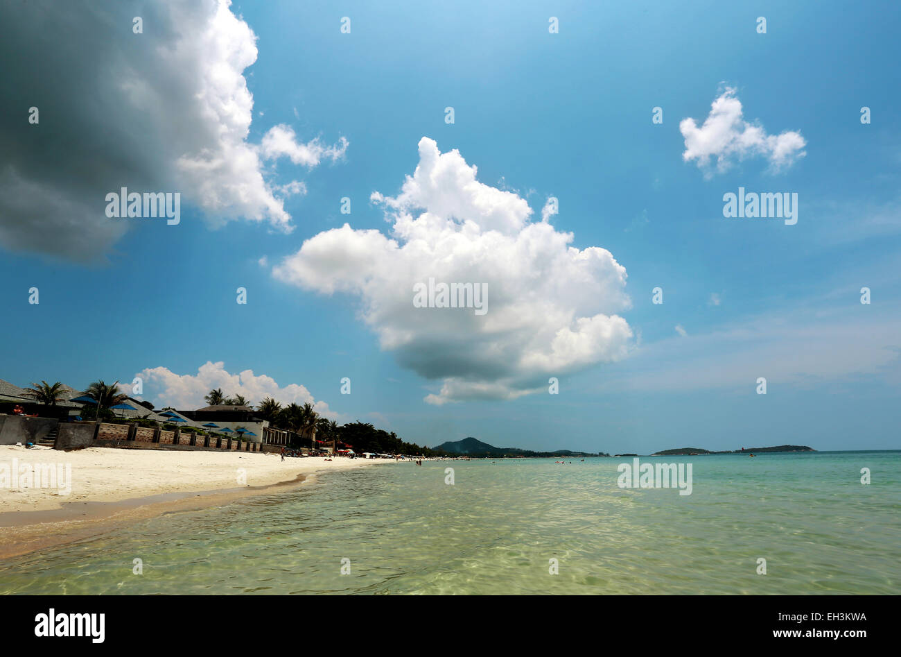 Foto schön ein tropischer Strand mit Wolken Stockfoto