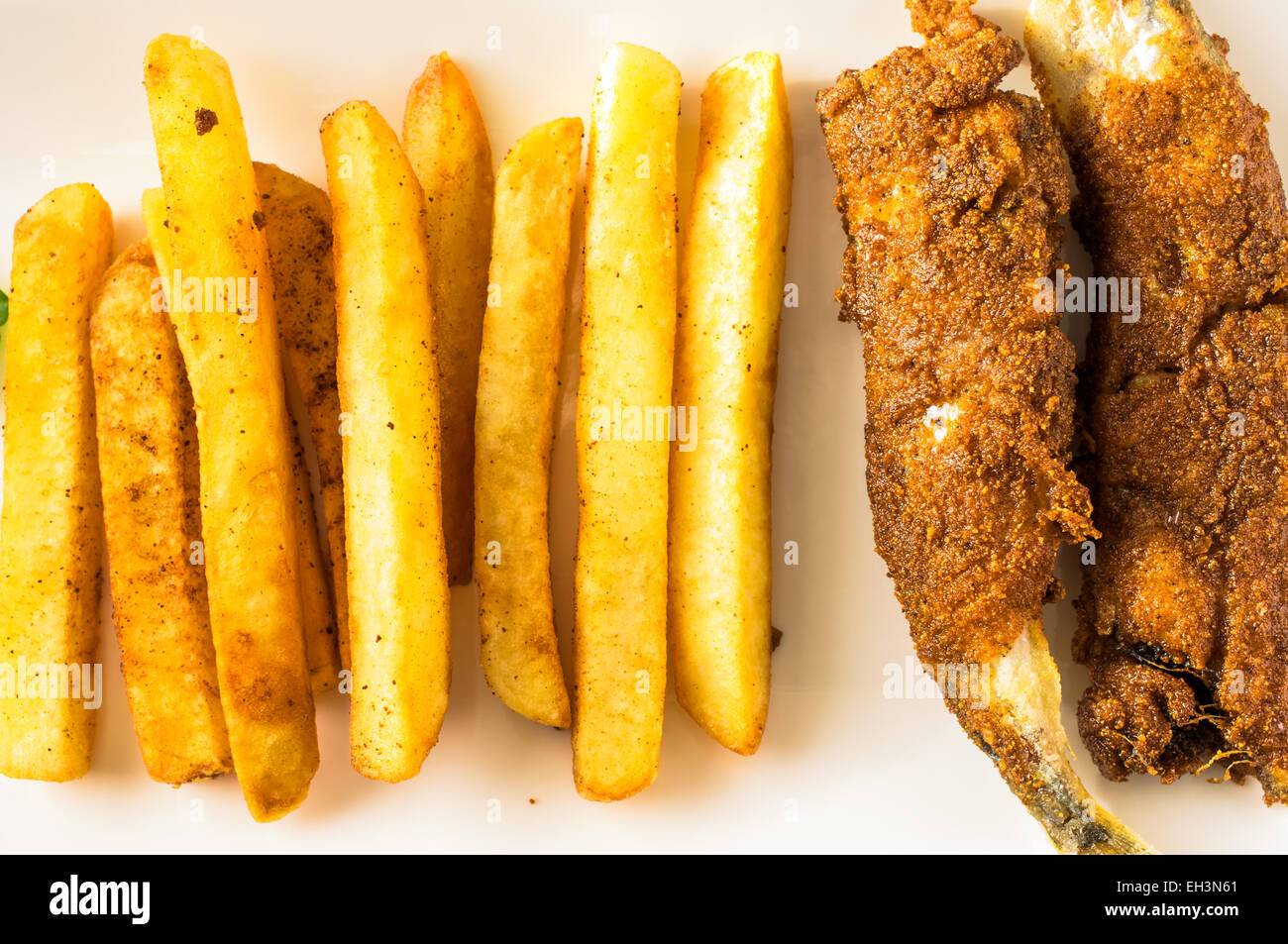 Fish And Chips auf einem Teller. Vorspeise mit Meeresfrüchten Draufsicht Stockfoto