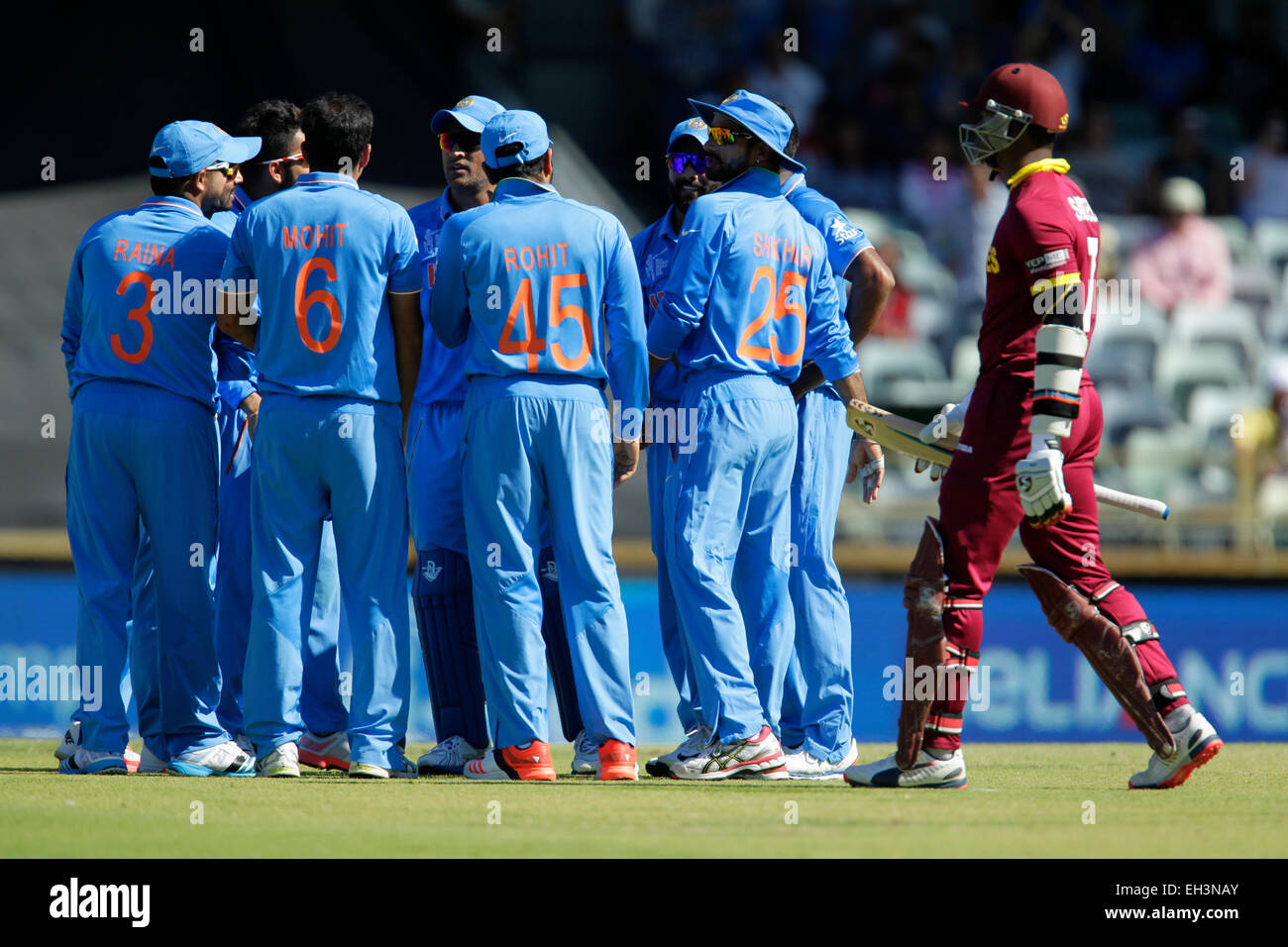 Perth, Australien. 6. März 2015. ICC Cricket World Cup. Indien im Vergleich zu West Indies. Marlon Samuels geht vorbei an den Feiern indischen Spieler nach seiner Entlassung. Bildnachweis: Aktion Plus Sport/Alamy Live-Nachrichten Stockfoto