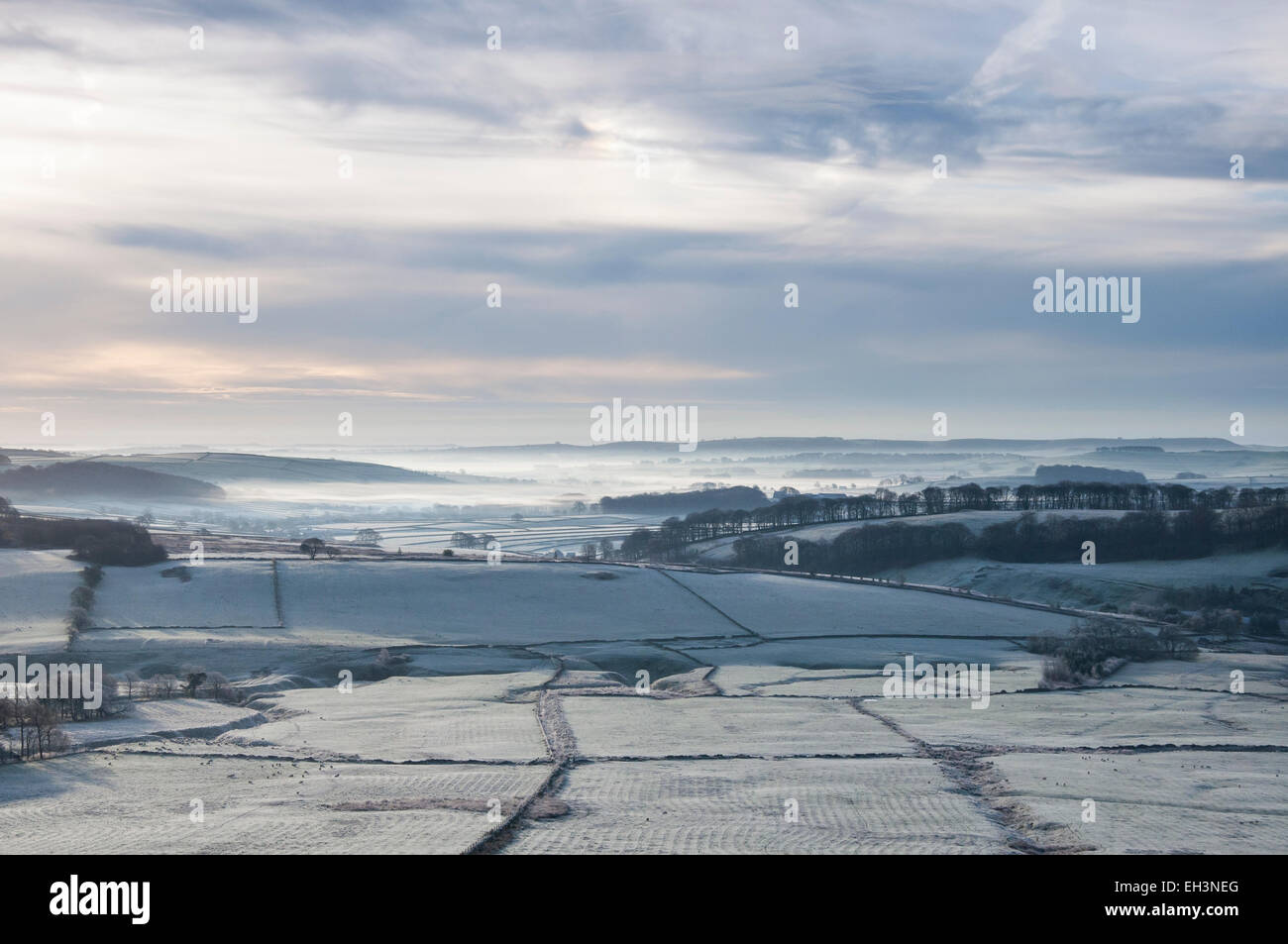 Frostigen Felder in der Nähe von Perryfoot im Peak DIstrict auf einer frühen Wintermorgens. Stockfoto