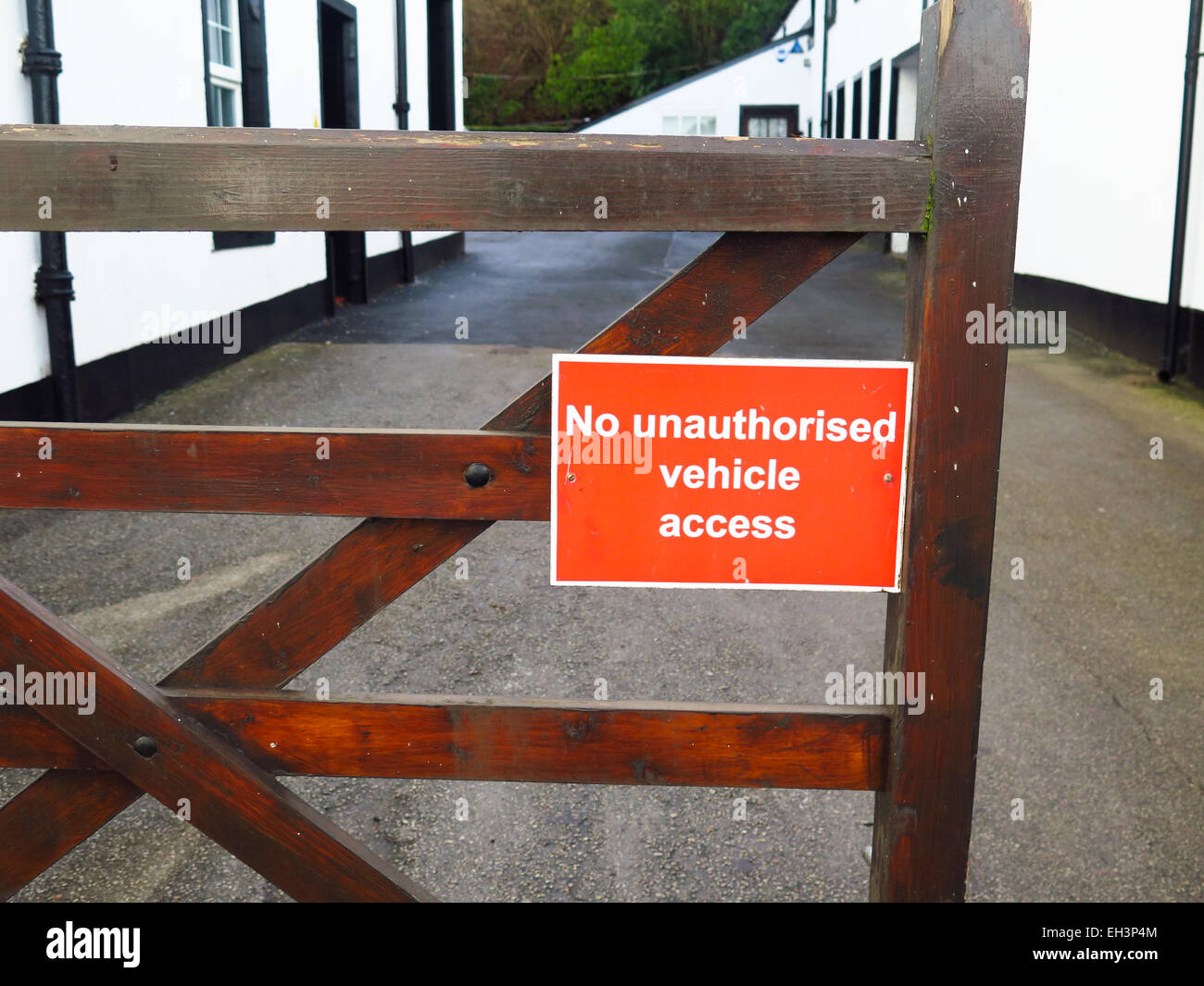 Keine unerlaubte Fahrzeug Zugang anmelden Holztor Stockfoto